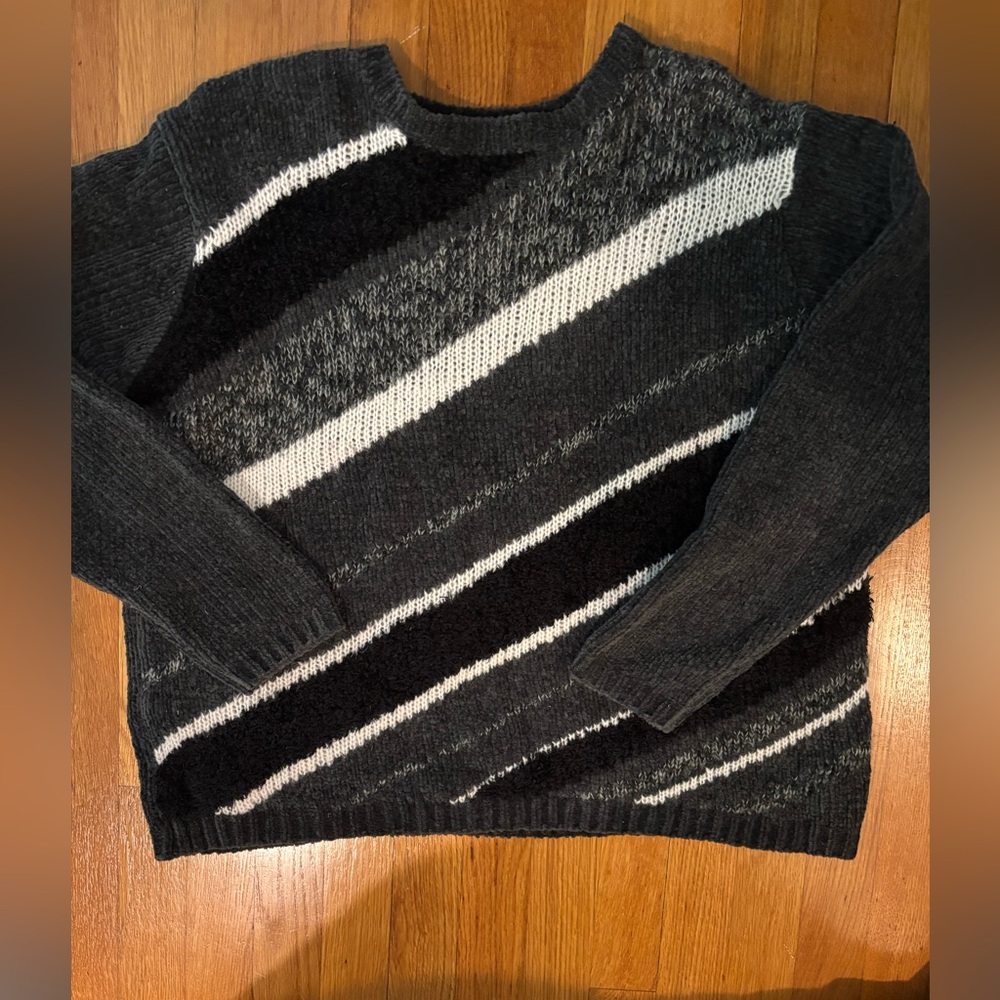 Classic Elements Vintage Black and Gray Sweater